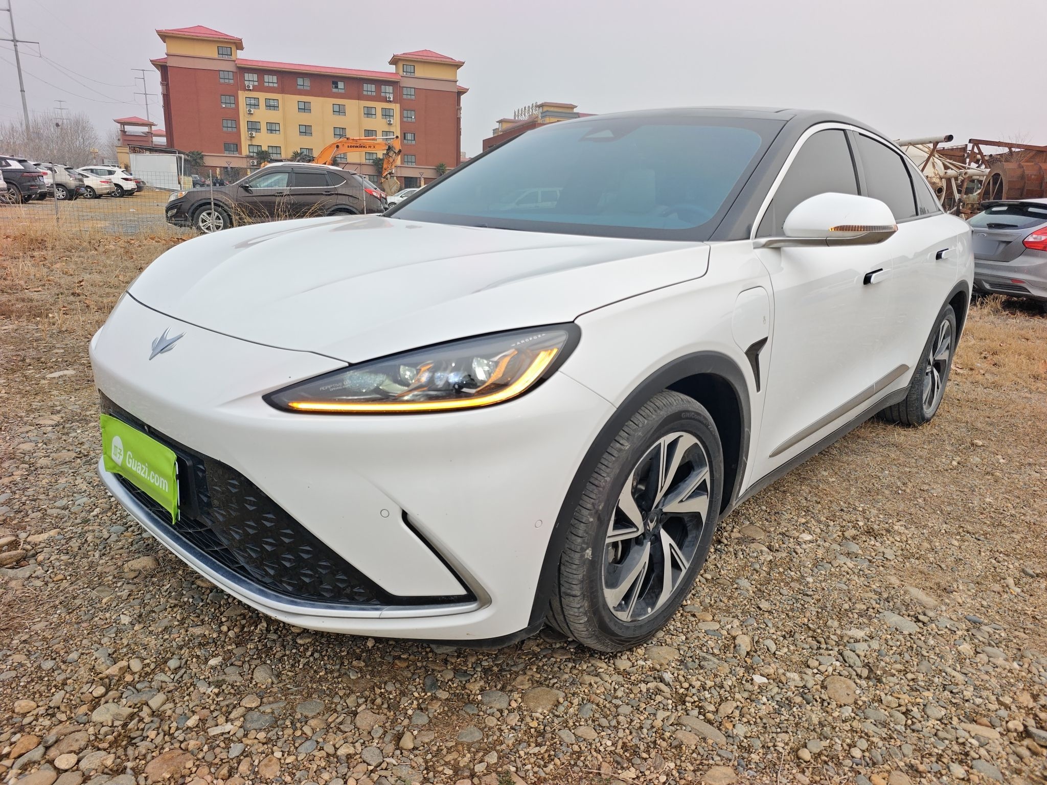 Под передней частью автомобиля