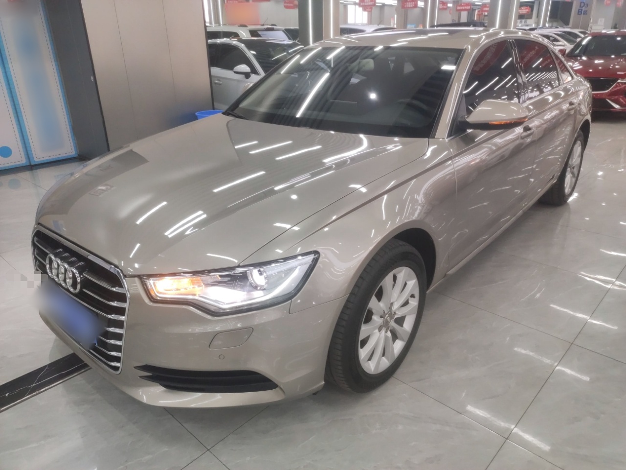 تحت مقدمة السيارة