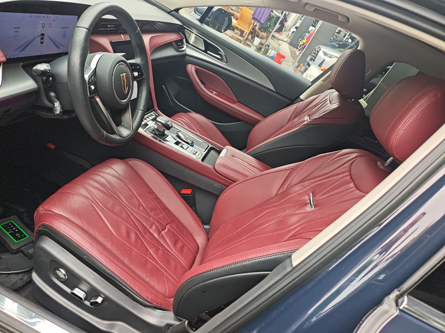 المقاعد الأمامية داخل السيارة