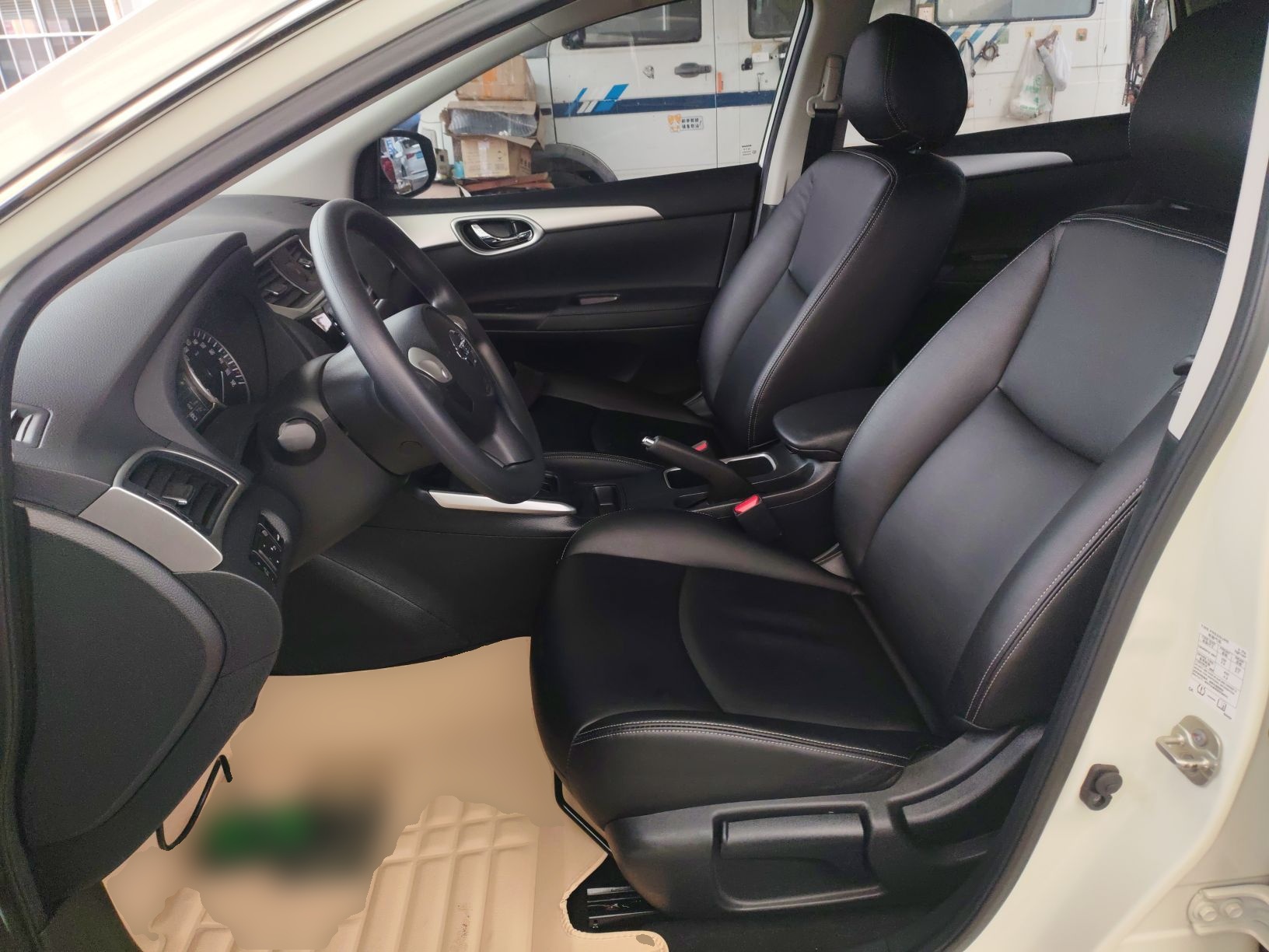 المقاعد الأمامية داخل السيارة