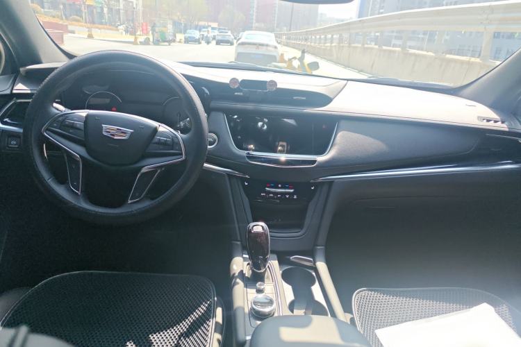 Used Cadillac XT5 2023 2.0T Two-Wheel-Drive Fashion Edition Center Console