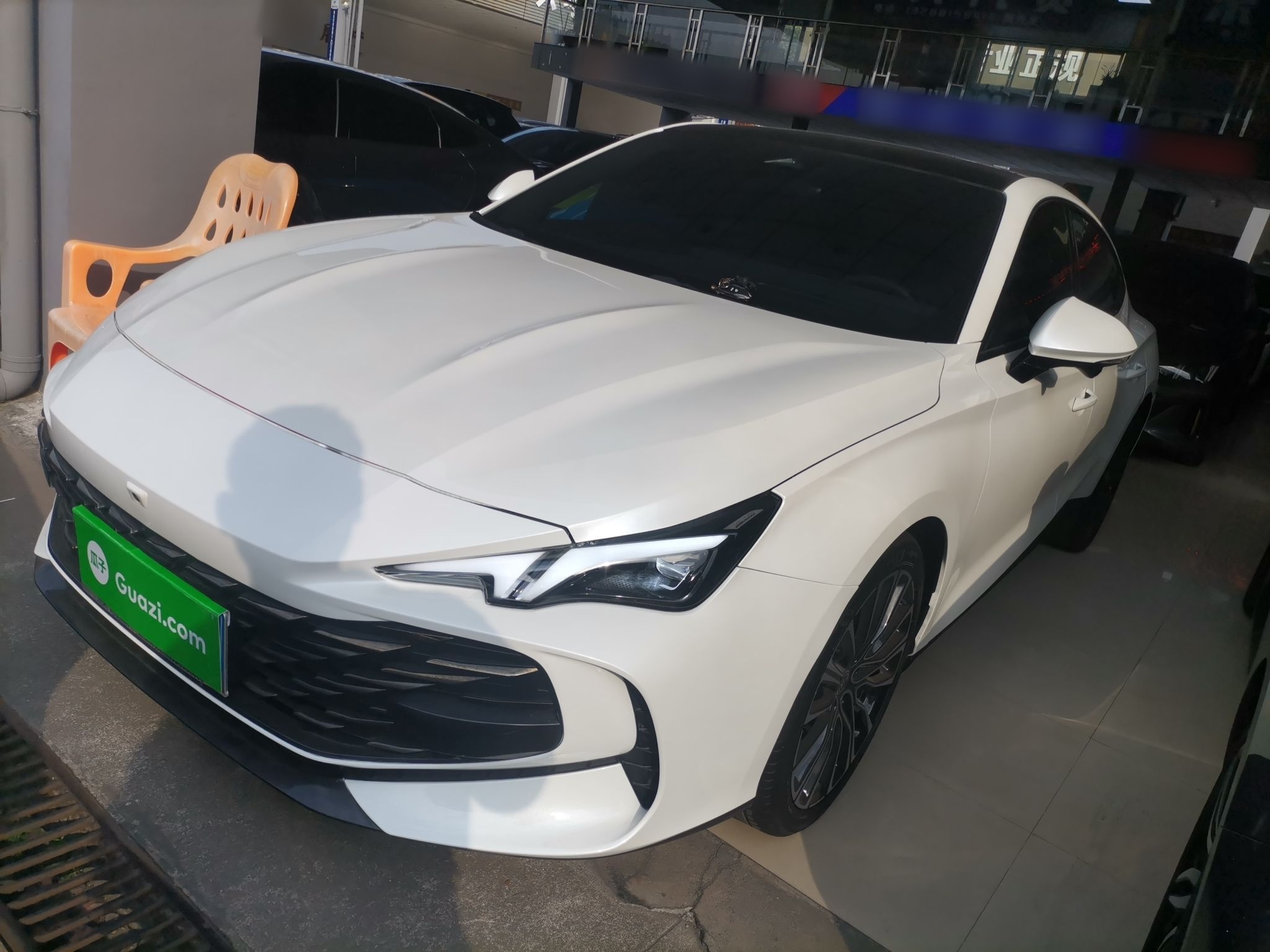 Под передней частью автомобиля