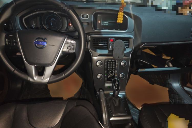 Used Volvo V40 2016 T3 Zhiyi Edition
