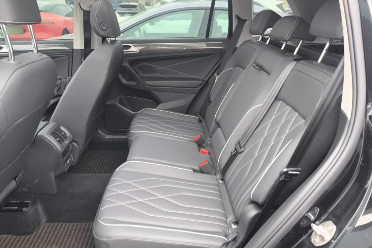 Used Volkswagen Tiguan L 2024 Outstanding Model 330TSI Automatic Two-Wheel Drive R-Line Dragon Glory Edition Left Rear Seat