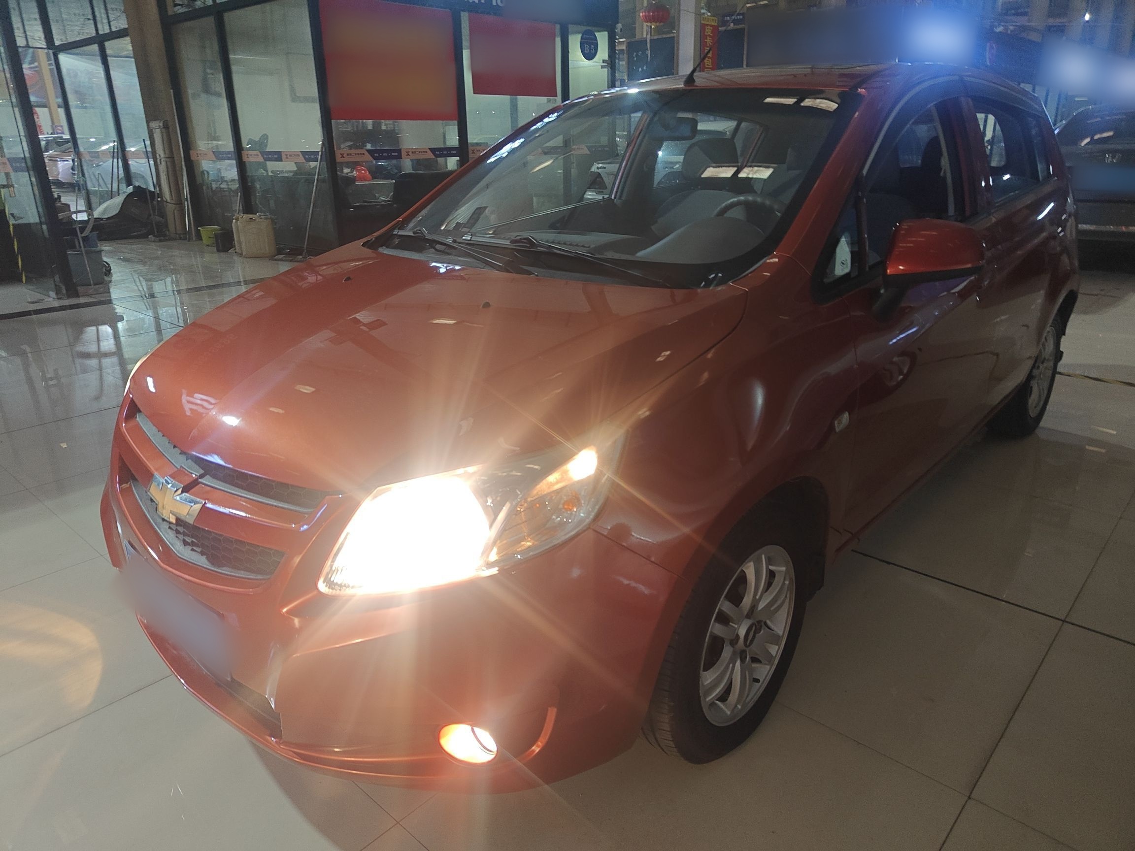 تحت مقدمة السيارة