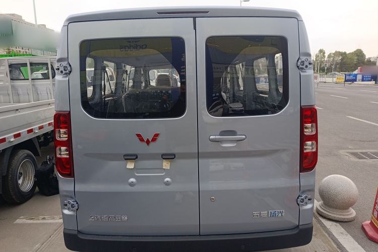Used Wuling Yangguang 2024 300KM Comfort Version Passenger Van 75kW Rear