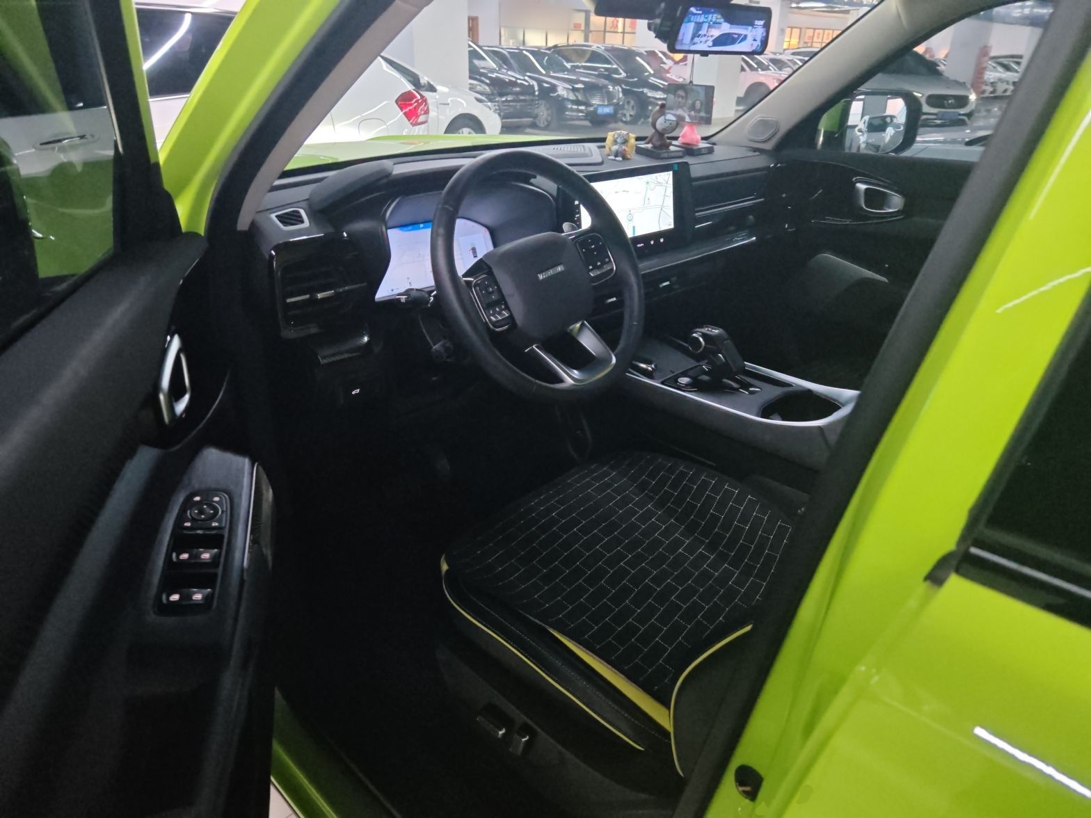 المقاعد الأمامية داخل السيارة