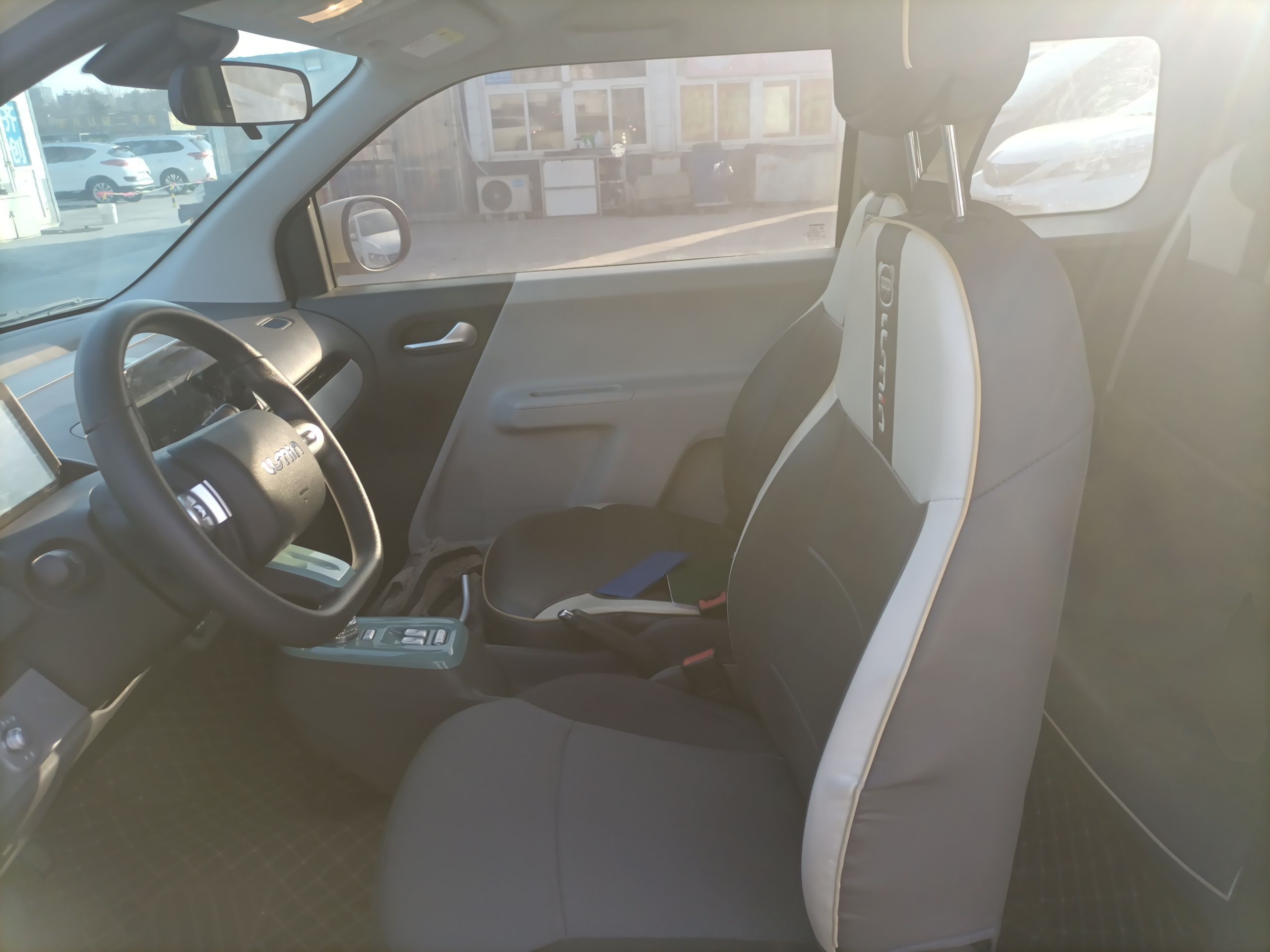 المقاعد الأمامية داخل السيارة