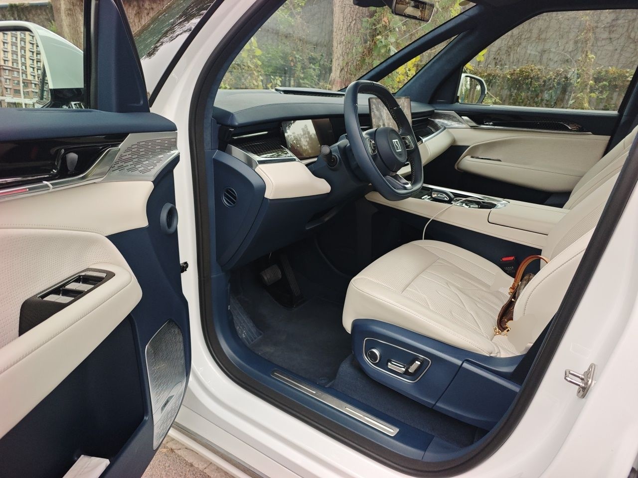 Zeekr 009 2024 Six-Seat Executive Version 4WD 108 kWh — снимка 16