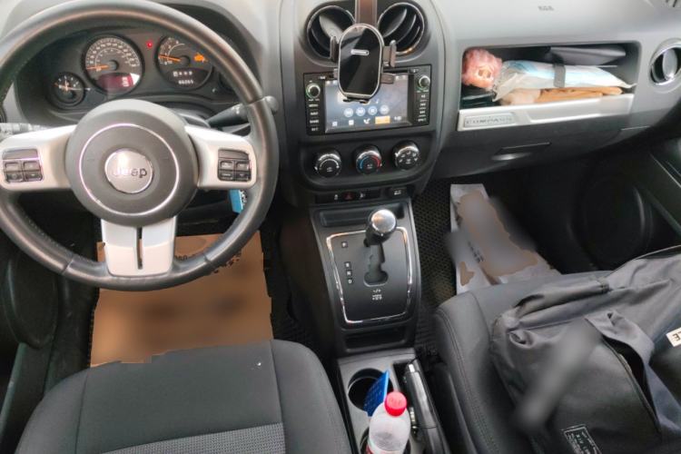 Used Jeep Compass 2014 2.0L two-wheel drive sport version Center Console