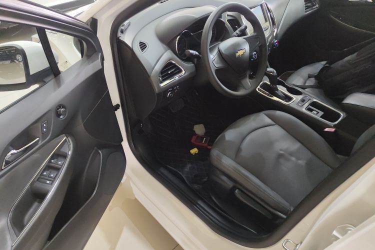 Used Chevrolet Cruze 2018 320 Automatic Pioneer Sunroof Edition Driver Seat