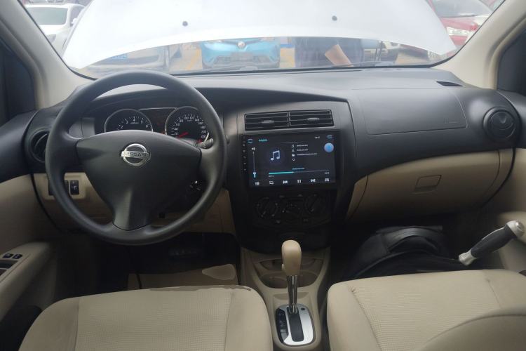 Used Nissan Livina 2015 1.6XE CVT Comfort Edition Center Console