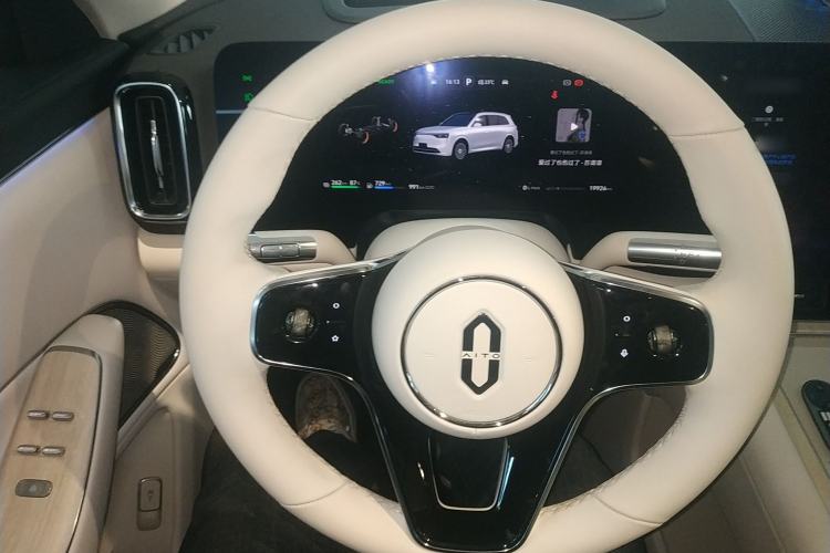 Used Hima AITO M8 2025 Extended-Range Ultra Version 53.4 kWh 6-Seater Edition Steering Wheel