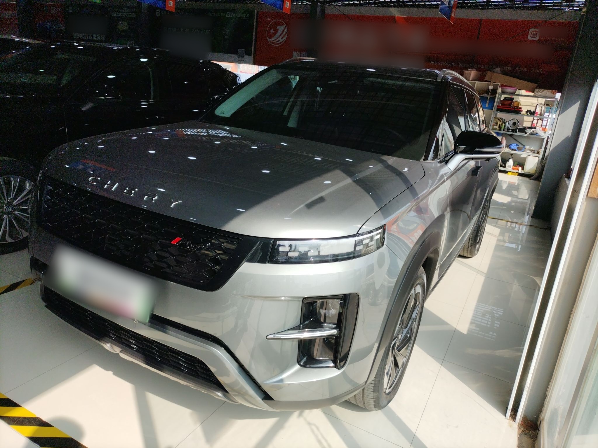 تحت مقدمة السيارة