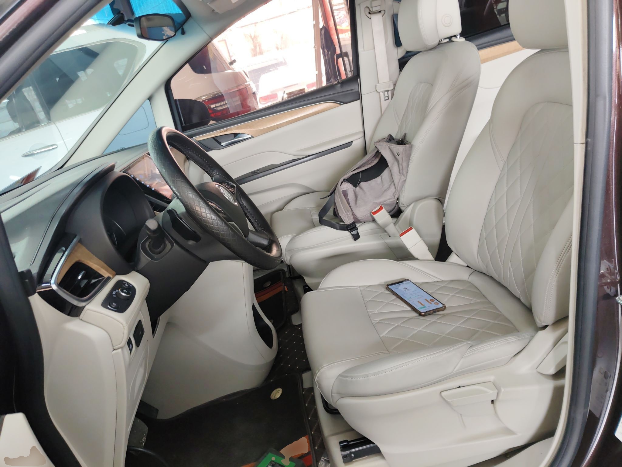 المقاعد الأمامية داخل السيارة