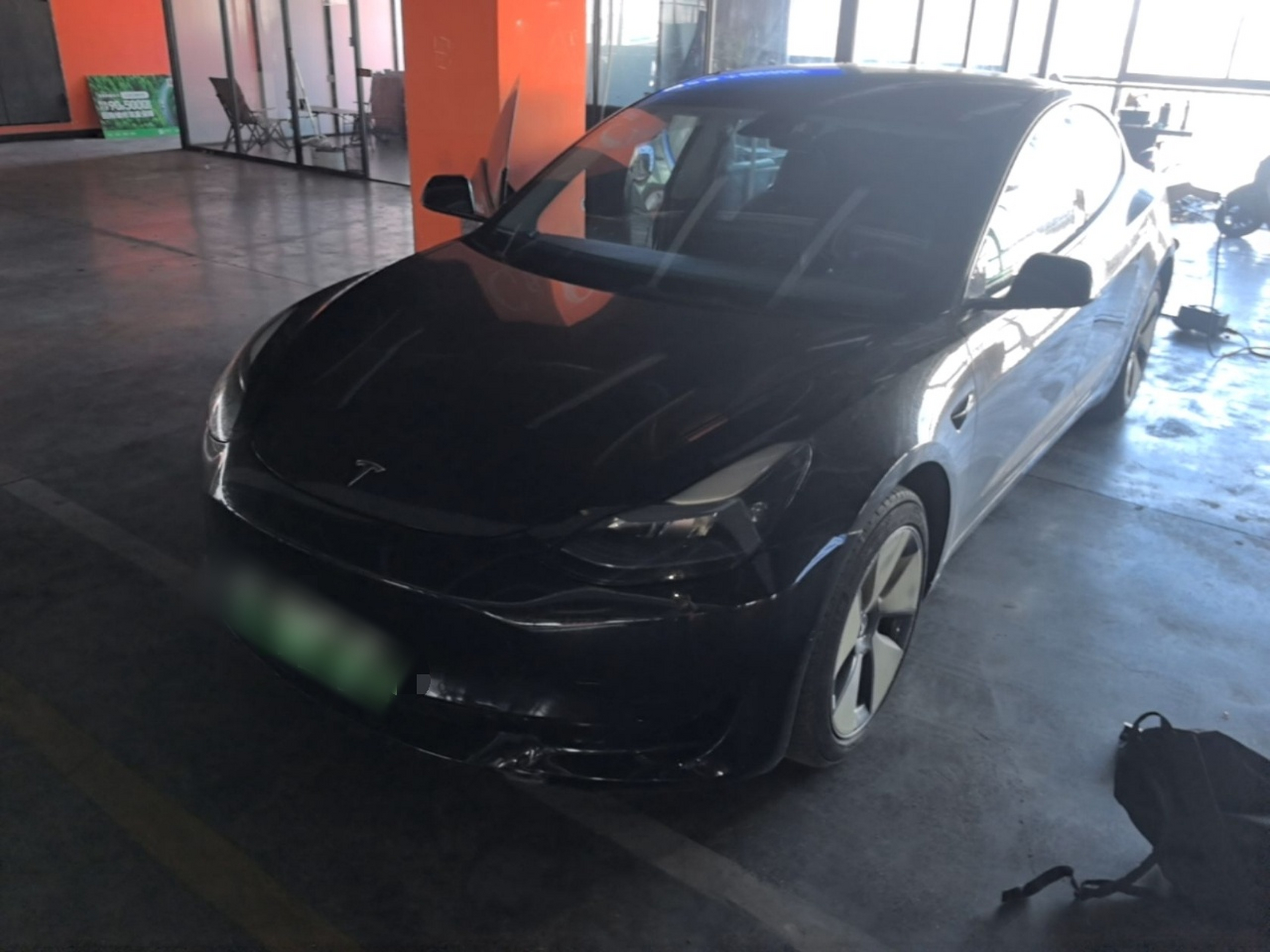 Под передней частью автомобиля