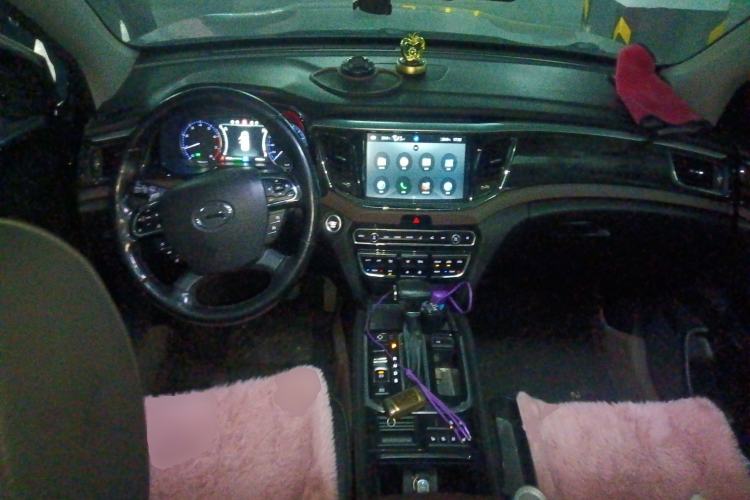 Used GAC Trumpchi GS8 2017 320T Two-Wheel Drive Luxury Smart Connectivity Version (7 Seats) Center Console