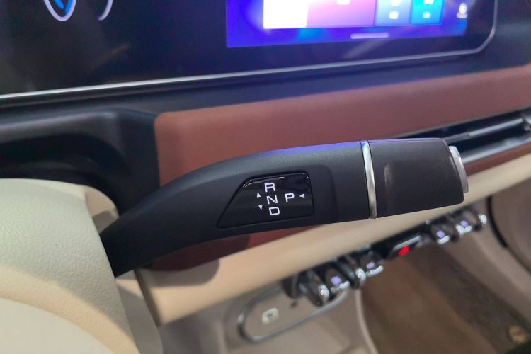 Used ORA Good Cat 2023 401 km Standard Range Premium Version Lithium Iron Phosphate Gear Lever