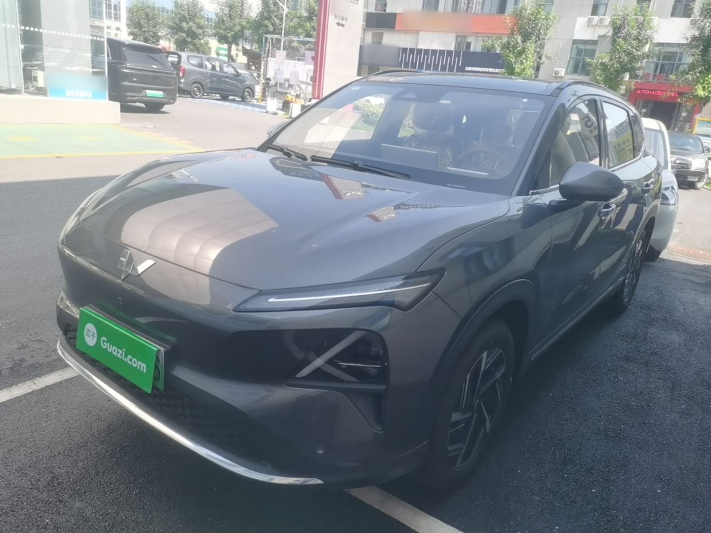 Unter der Vorderseite des Autos