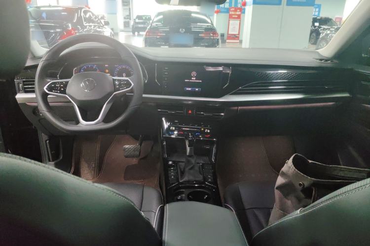 Used Volkswagen Passat 2023 Facelift 330TSI Luxury Edition Center Console