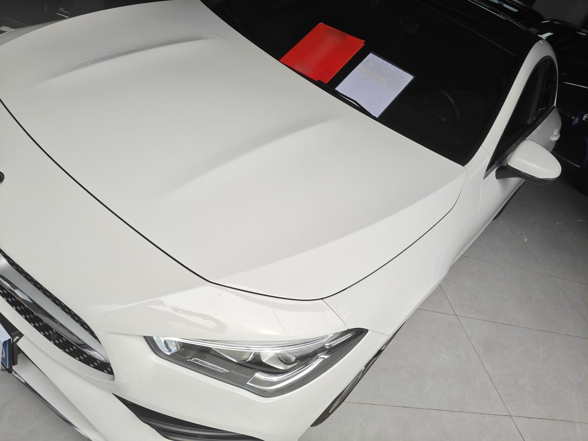 تحت مقدمة السيارة