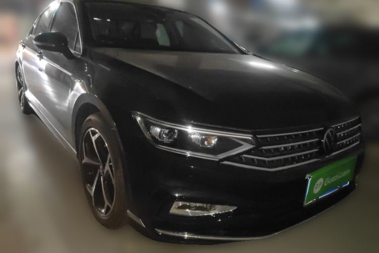 Used Volkswagen Magotan 2024 2 Million Units Zhongxiang Version 330TSI DSG Luxury Edition Front Right 45 Deg