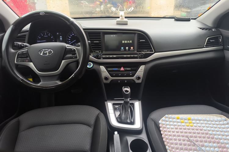 Used Hyundai Elantra (6th Generation / Lingdong) 2018 1.6L Automatic 15th Anniversary Special Edition Center Console