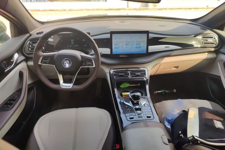 Used BYD Qin PLUS 2024 HONOR Edition DM-i 55KM Leading Model Center Console