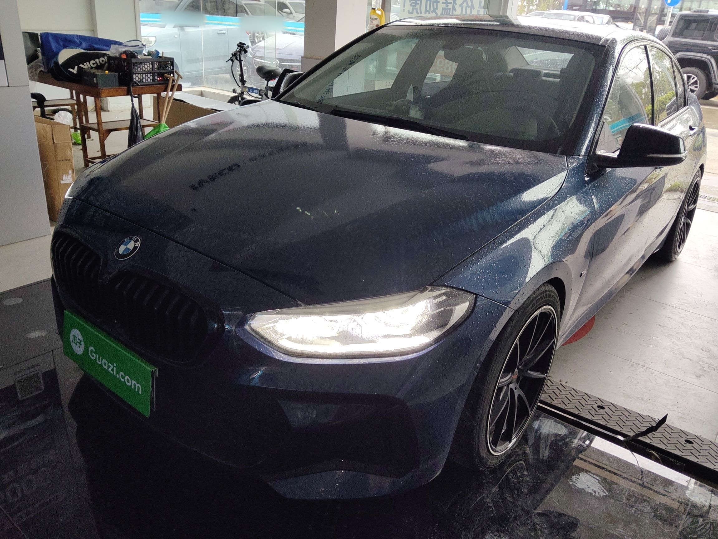 Под передней частью автомобиля