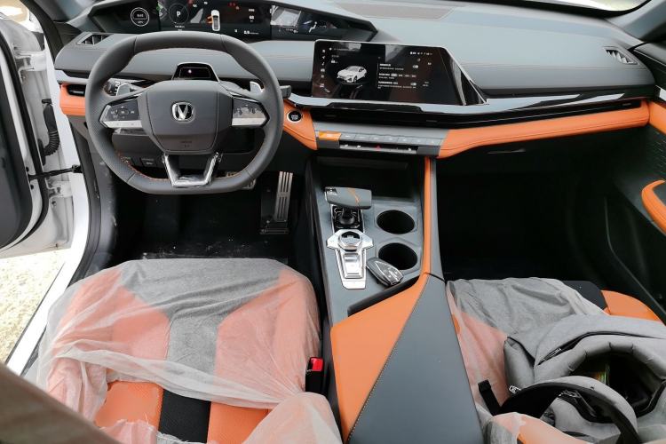 Used CHANGAN UNI-V 2024 2.0T High-Performance Version Center Console