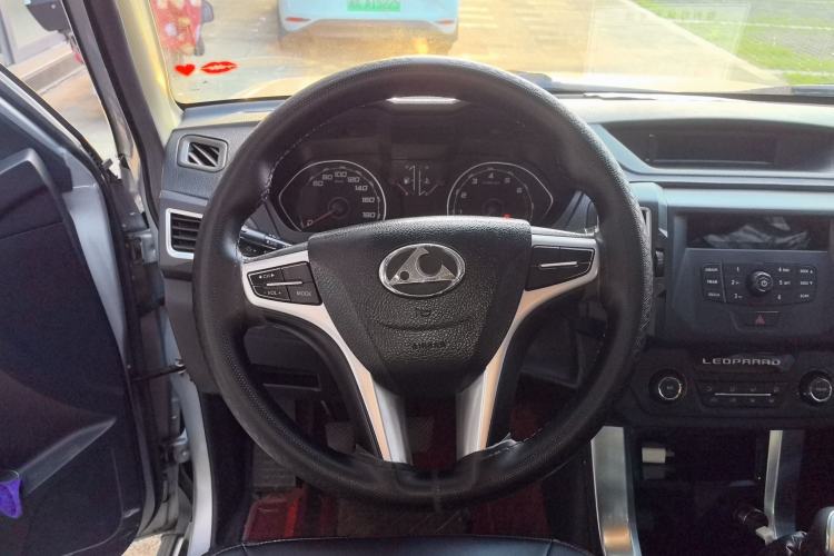 Used Leopaard Q6 2015 2.4L Manual Two-Wheel-Drive Elite Model
