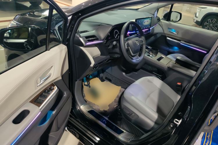 Used Toyota SIENNA 2023 2.5L Hybrid Luxury Edition Driver Seat