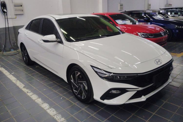 Used Hyundai Elantra 2023 1.5L CVT GLX Elite Edition Front Right 45 Deg