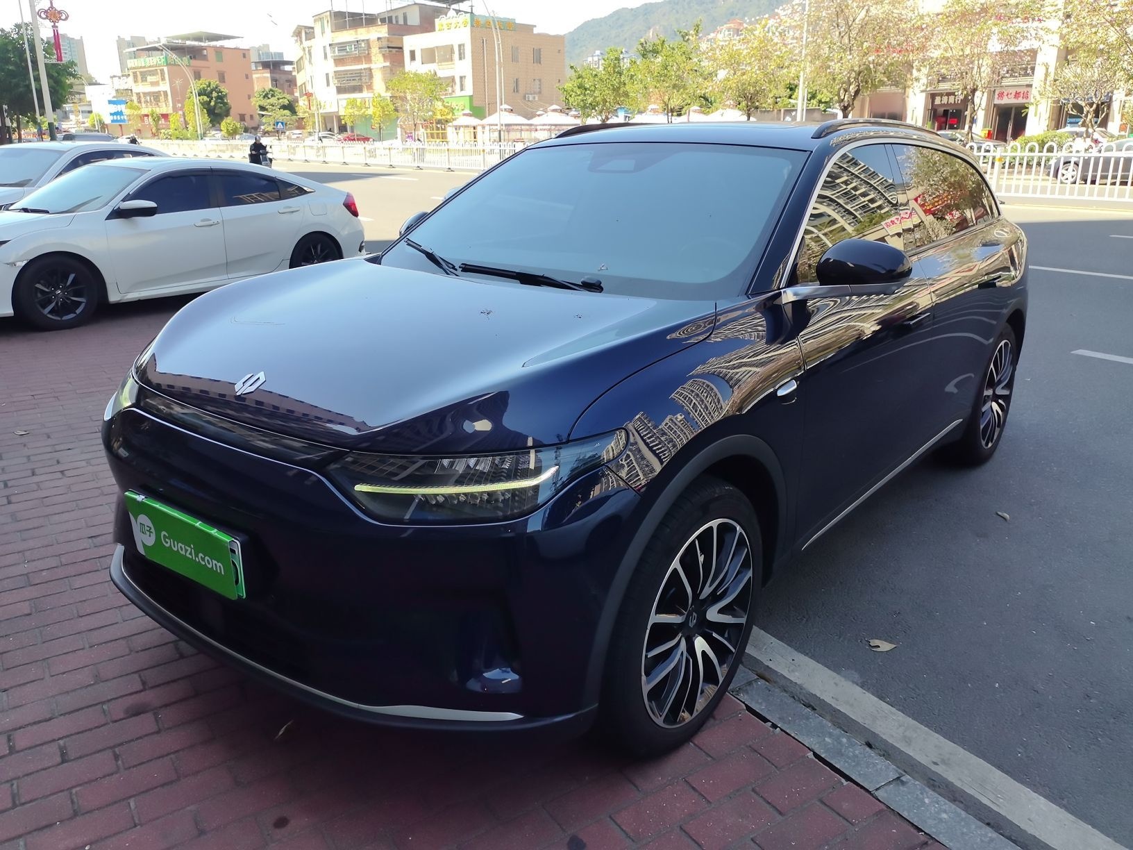 Под передней частью автомобиля