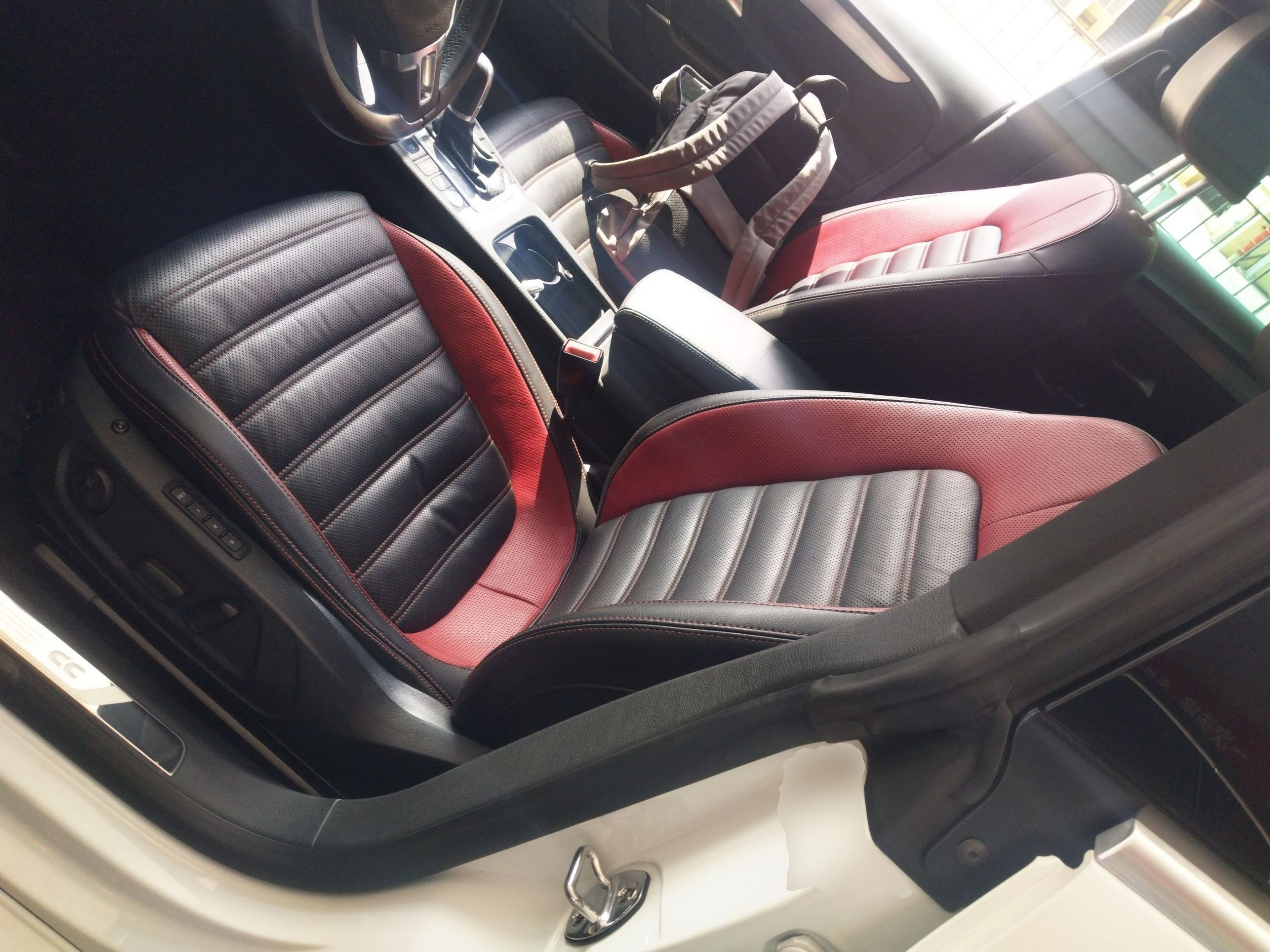 المقاعد الأمامية داخل السيارة