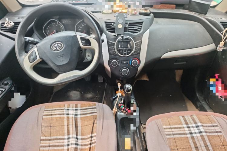 Used FAW Xiali N7 2013 1.3L Manual Luxury Model Center Console