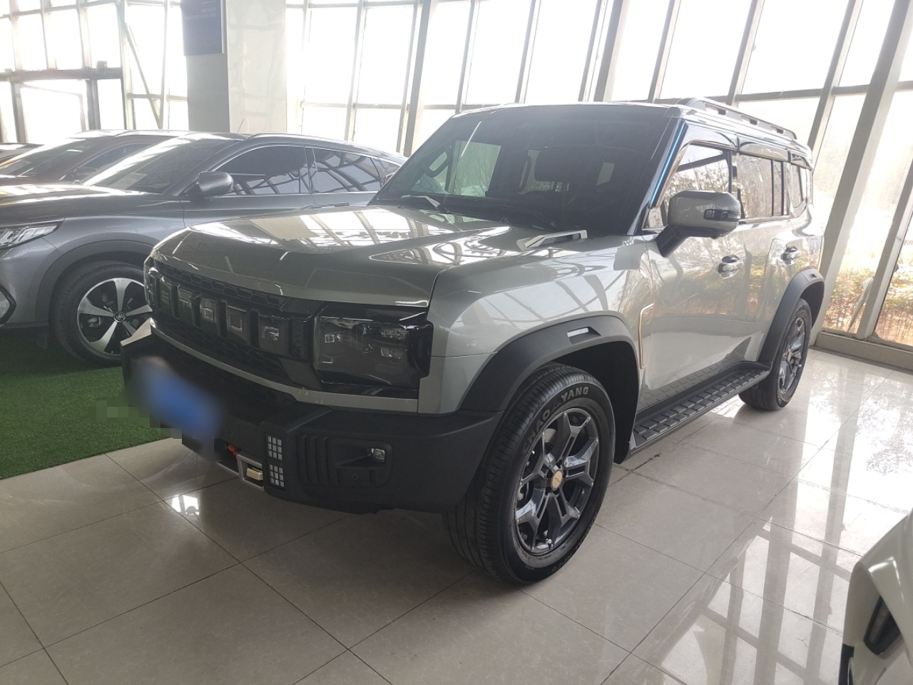 تحت مقدمة السيارة