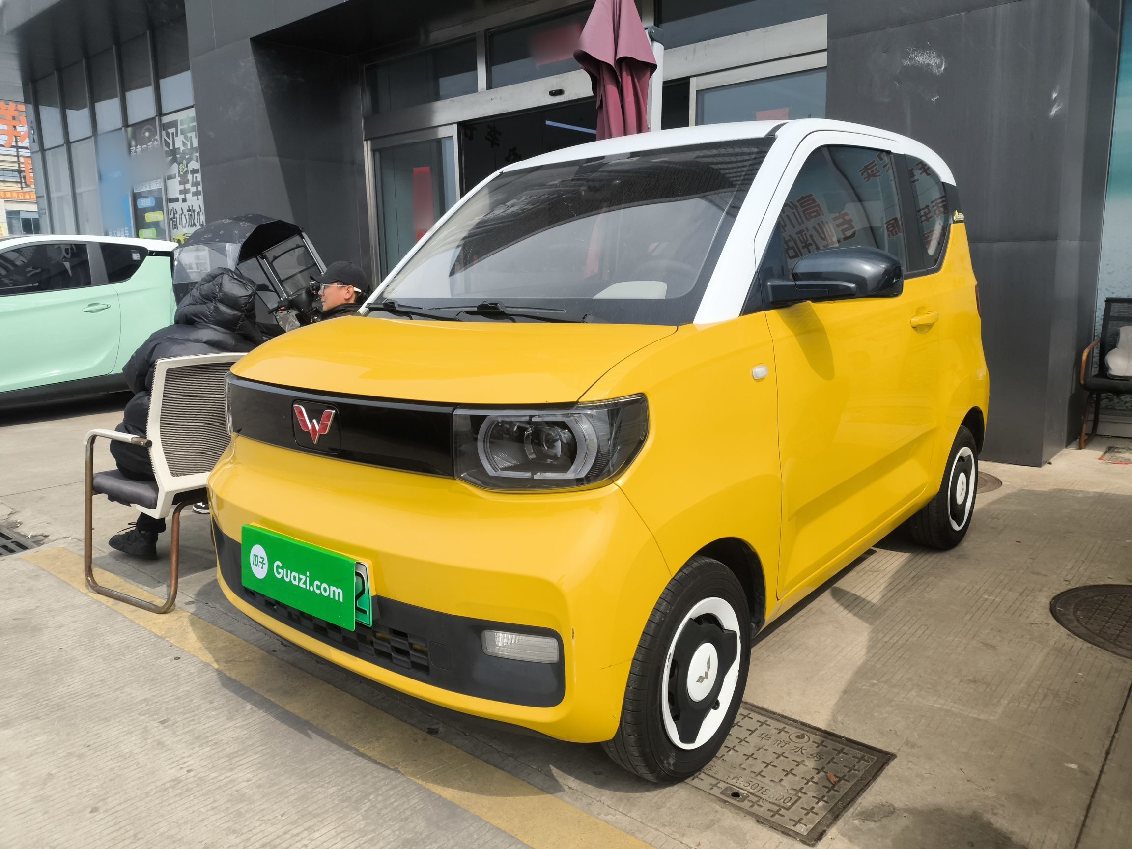 تحت مقدمة السيارة