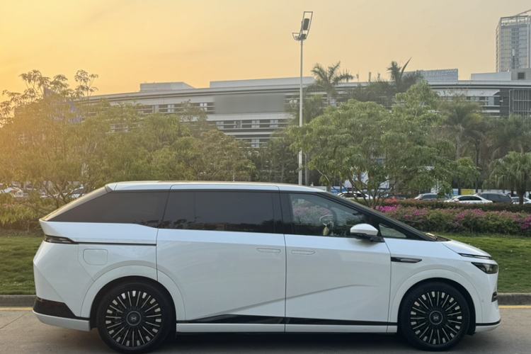 Used XPeng X9 2025 740 Ultra-Long Range Max Exterior 5