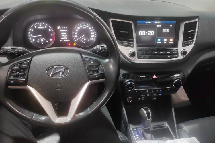 Used Hyundai Tucson 2015 1.6T Dual-Clutch Two-Wheel-Drive Smart Model Center Console