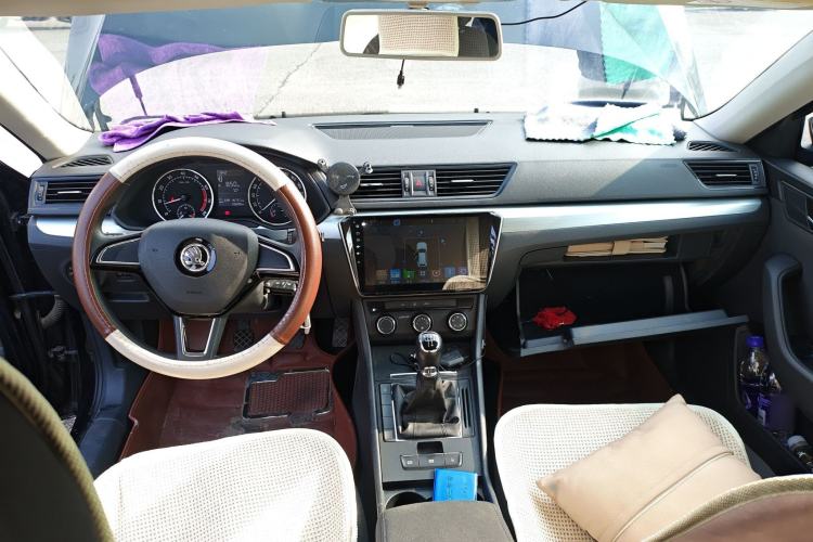 Used Skoda Superb 2016 TSI280 Manual Front-Drive Version Interior 2