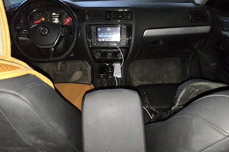 Used Volkswagen Sagitar 2018 1.6L Manual Comfort Model Center Console