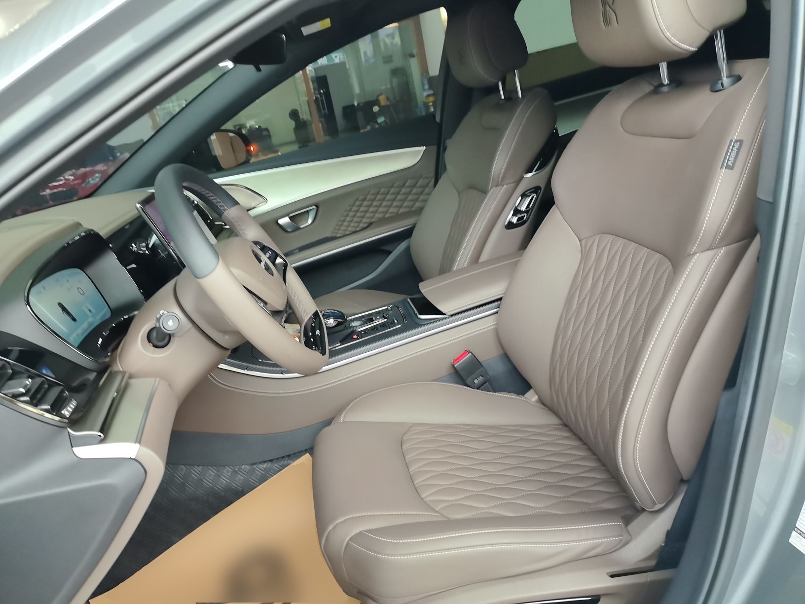 المقاعد الأمامية داخل السيارة