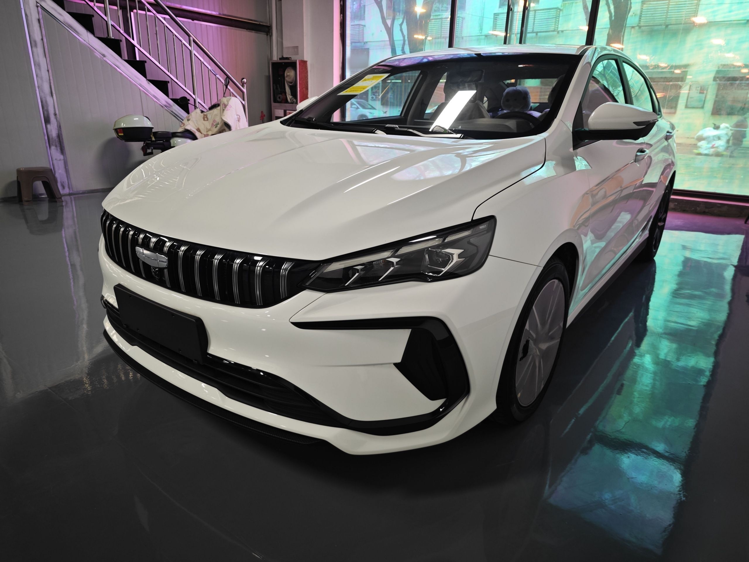 تحت مقدمة السيارة