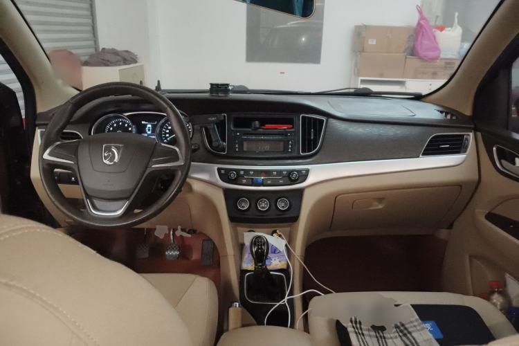 Used Baojun 730 2016 1.5L Manual Standard Version 7 Seats Center Console