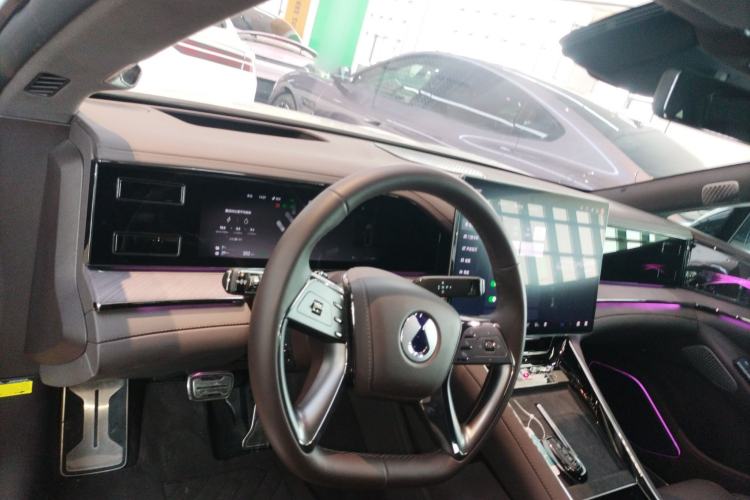 Used Denza Z9 2024 1100 km All-Wheel-Drive Ultra Version
