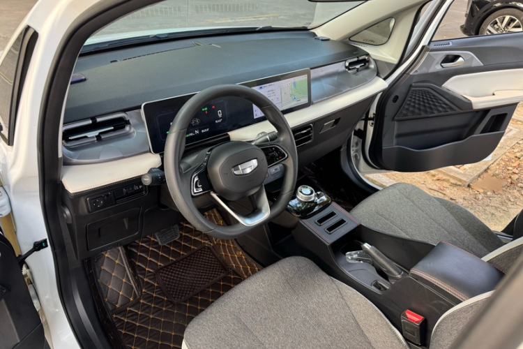 Used Geometry E Firefly 2024 301km Flowing Light Interior 4