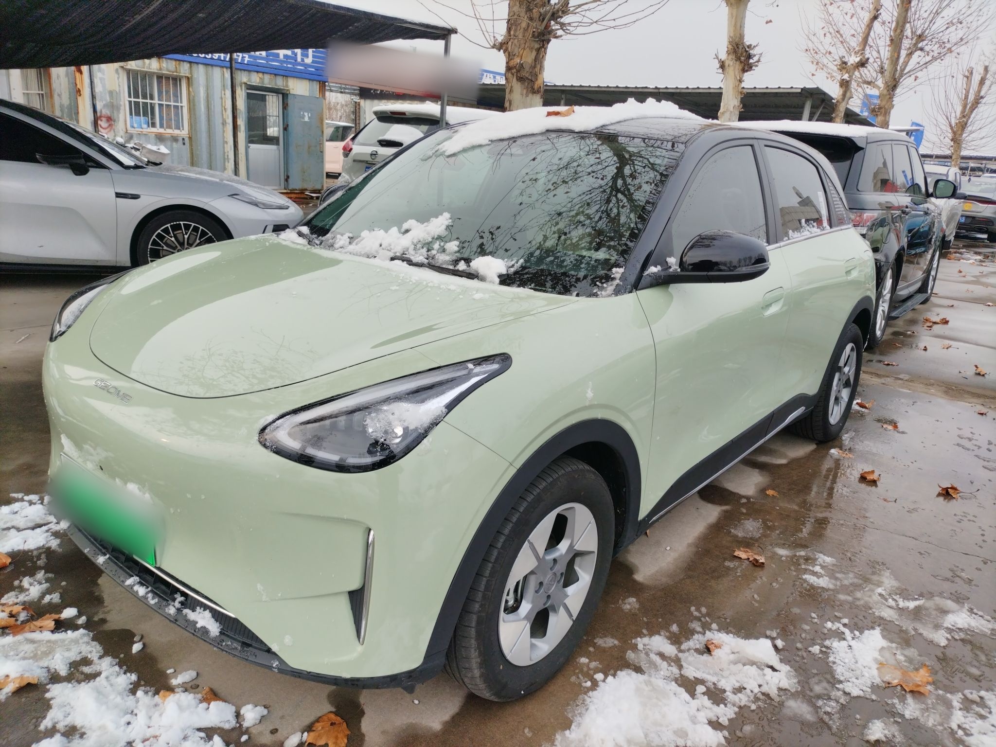 Под передней частью автомобиля