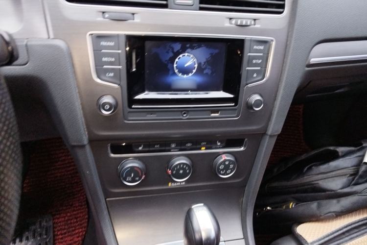 Used Volkswagen Golf 2016 230TSI Automatic Luxury Version Audio And AC Panel