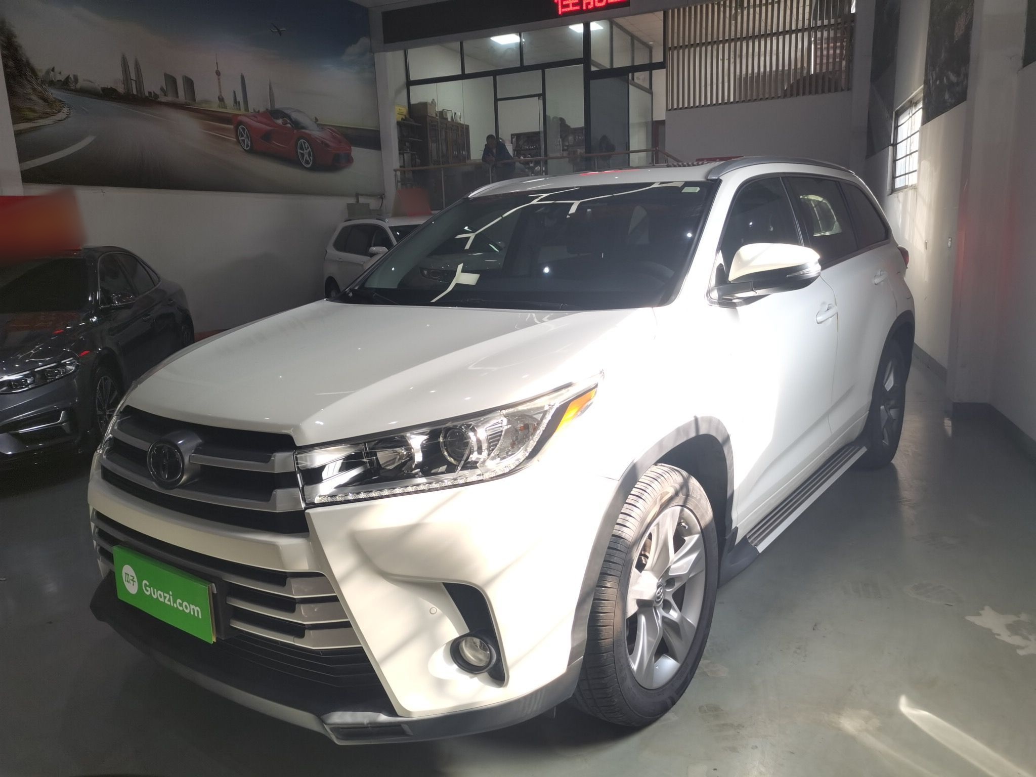 تحت مقدمة السيارة